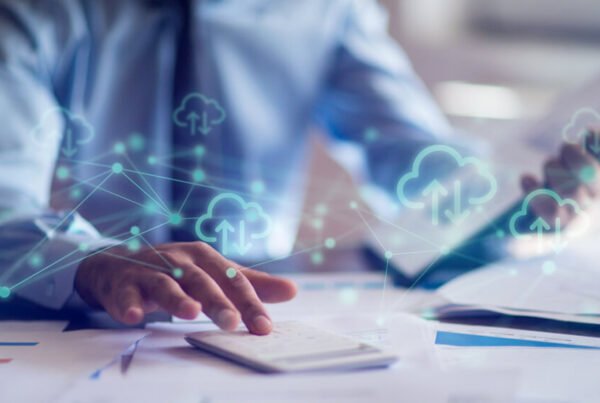 accountant using cloud accounting technology